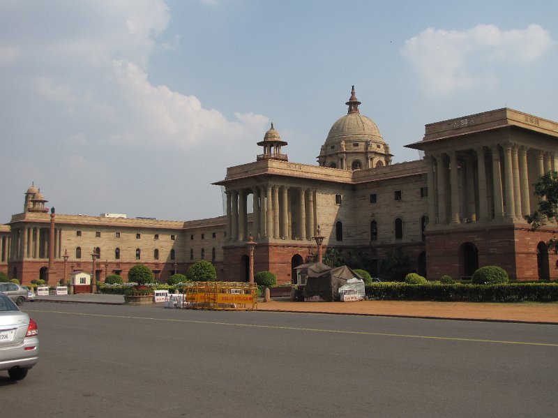 regeringsgebouwen_delhi.jpg - Baboe brengt ons vervolgens naar de regeringswijk. Het valt meteen op, hier ligt geen rommel op straat.Prachtige gebouwen die stammen uit de Engelse periode.