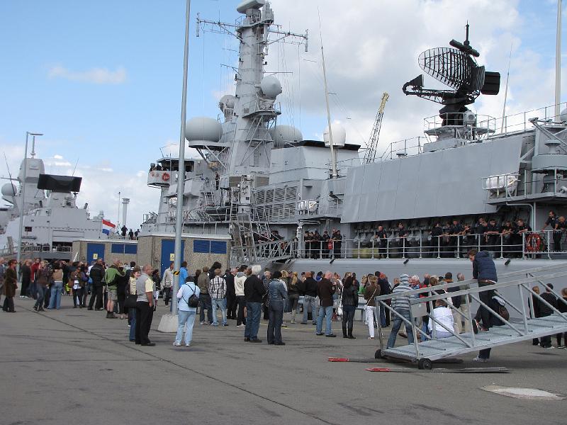 familie_van_boord.jpg - De familie moet het schip verlaten.