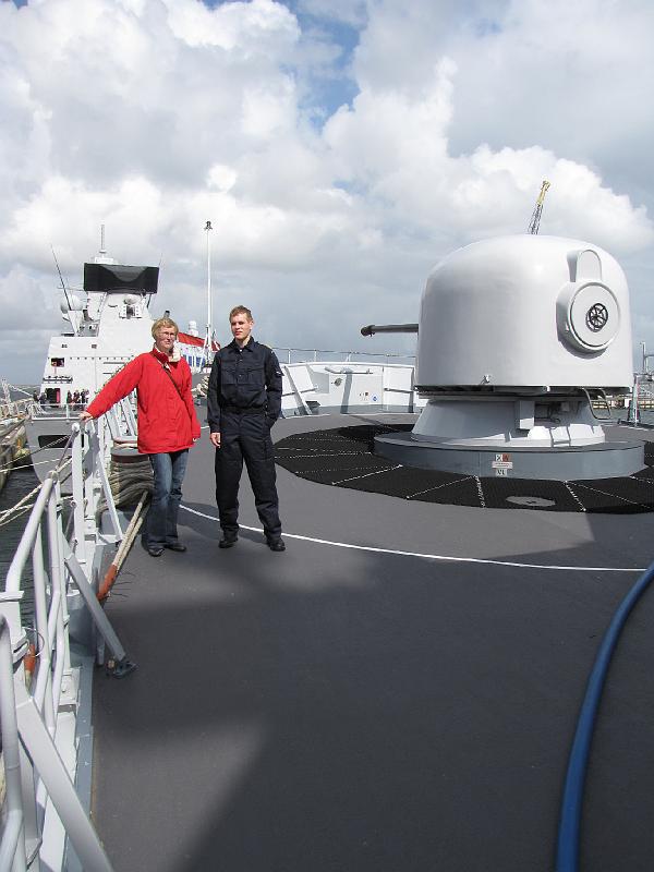 frouwkje_wil_boeg.jpg - Samen met Frouwkje (en in een mooi nieuw pak) bij de boeg van het schip.