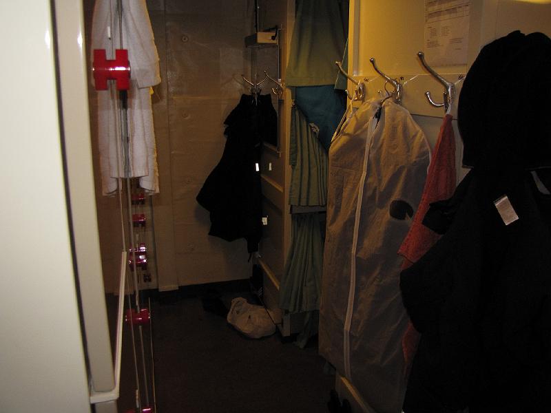 slaapverblijf_wil.jpg - Zo ziet het verblijf er uit. Links kastjes, rechts 2x3 bedden met een smal paadje in het midden. Achter elk gordijntje zit een bed.