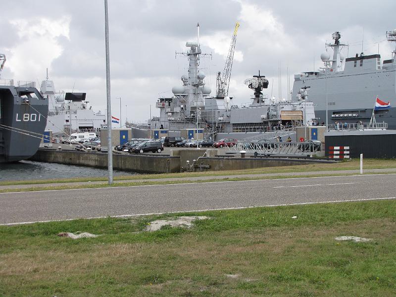 van_speijk_kade.jpg - Het word al drukker op de kade. Buiten de Van Speijk (in het midden) staan op deze foto ook nog: links de Hr.Ms. Johan de Witt (L801), rechts de Hr.Ms. Rotterdam en de Hr.Ms. Tromp.