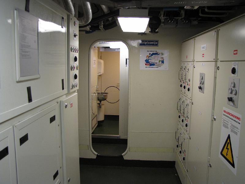 van_speijk_kniplaantje.jpg - Het "kniplaantje". Over de drempel en dan rechts is Wil z'n verblijf .