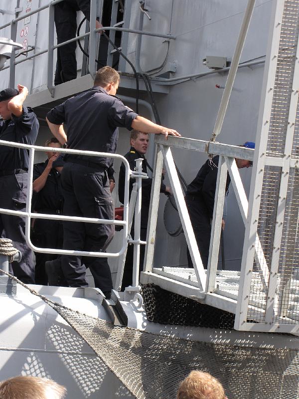 wil_aan_het_werk.jpg - Wil is al aan het werk gezet. Helpen met het opbergen van allerlei kabels die het schip verbonden met de wal.