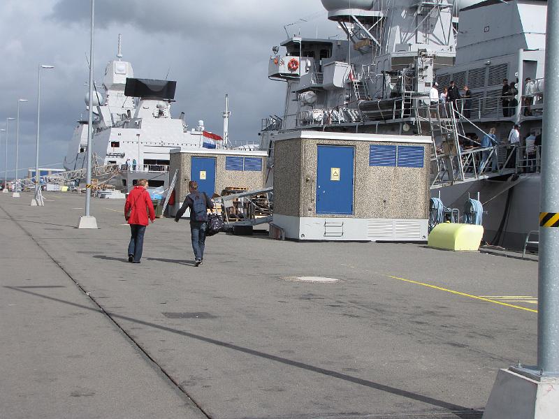 wil_frouwkje_aankomst.jpg - Zaterdag 29 augustus is het dan zo ver. De stage van Wil op de Hr. Ms. Van Speijk begint. De Van Speijk ligt rechts. Daarvoor ligt de Hr. Ms. Tromp, die ook meegaat naar New York.