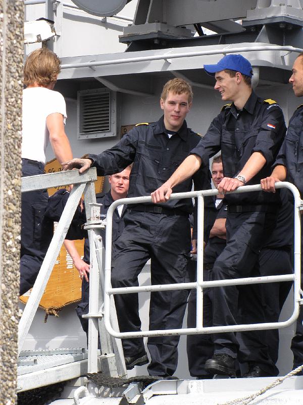 wil_stageloper.jpg - Wil samen met één van de andere stagelopers. Te herkennen aan de grote gele epauletten en een blauwe cap.