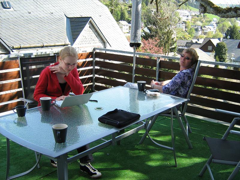frouwkje_tina.jpg - Tina en Frouwkje genieten van de voorjaarszon.