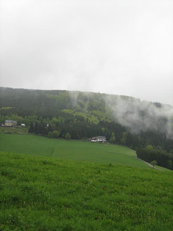 lage_wolken.jpg - Het weer kan ook duidelijk wat minder. Lage wolken in het dal.