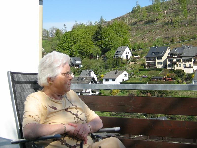 oma.jpg - Oma op het balkon.