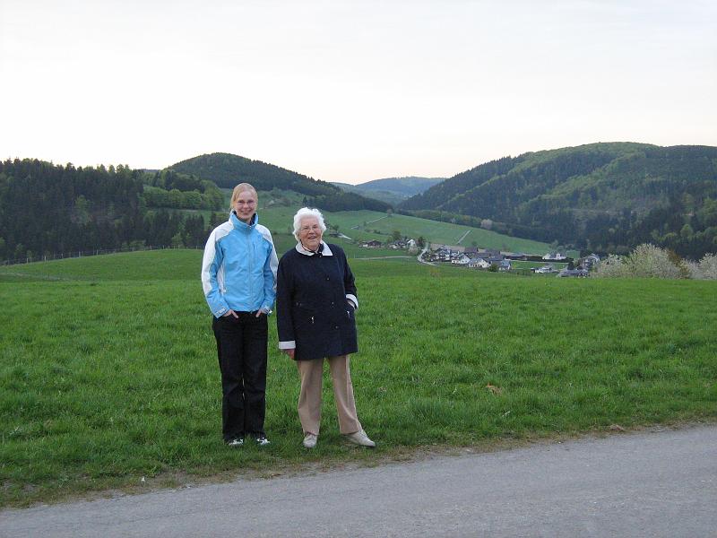 poseren.jpg - Tina en oma samen op de foto.