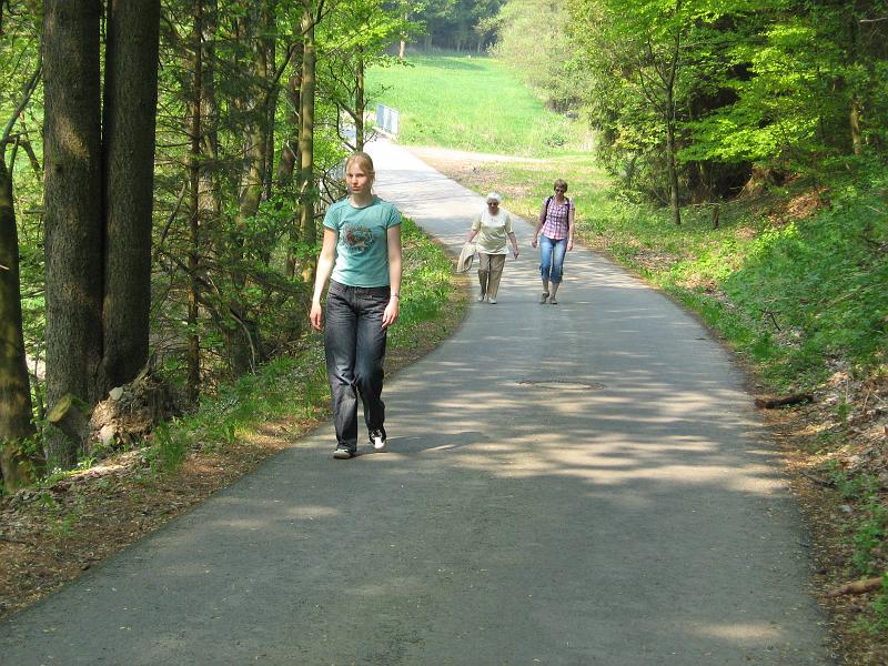tina_voorop.jpg - Heuveltje op, heuveltje af. Goed voor de kuitspiertjes.