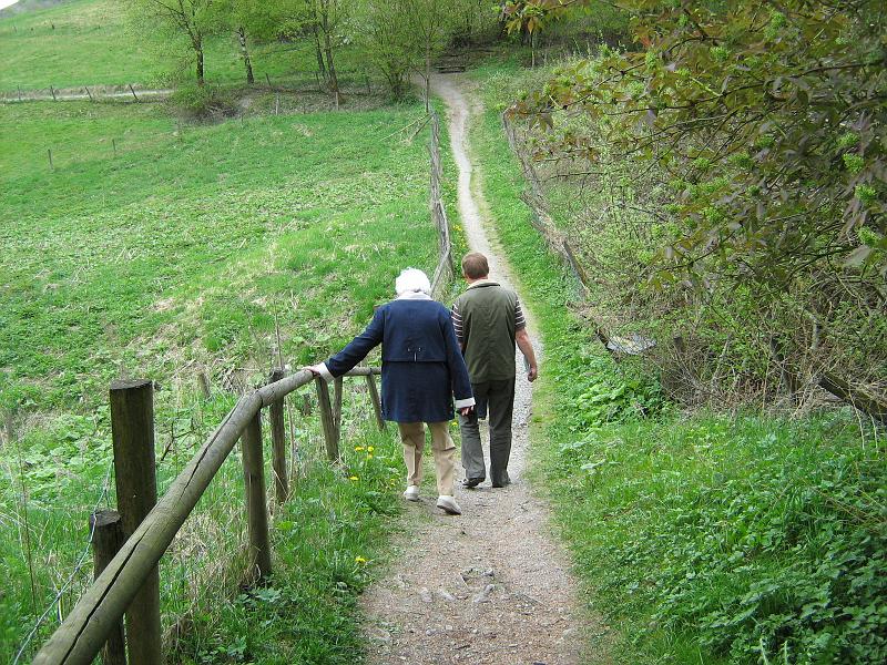 wandeling_willingen.jpg - Via dit kleine paadje wandelen we naar het centrum van Willingen.