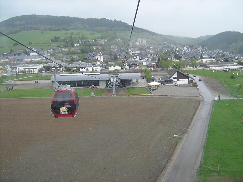 willingen_stoeltjeslift.jpg - Frouwkje en Tina gaan in de regen wandelen op de Ettelsberg. Met de lift naar boven en dan wandelen richting Willingen-Schwalefeld.