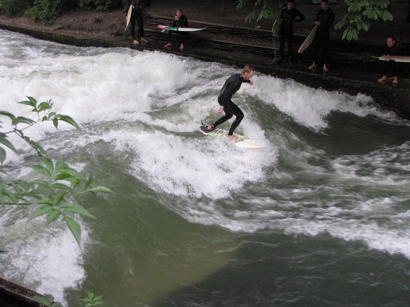 Eisbach_surfen.jpg - Zodra je op de brug staat zie je pas dat het best wel een behoorlijke golf is.