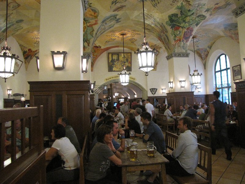 Hofbrauhaus_binnen.jpg - Even snel een foto binnen gemaakt. Want het was er druk, warm en een enorme herrie. Beslist geen aanrader om gezellig een biertje te gaan drinken.