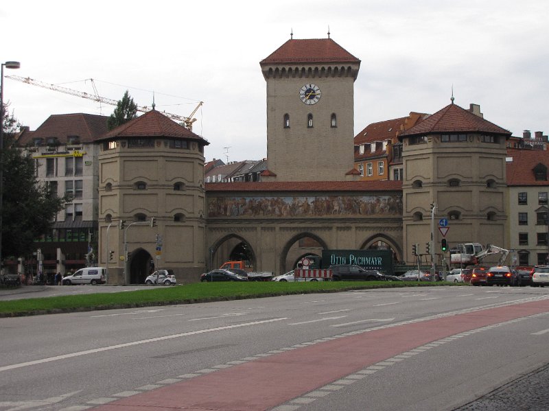 Isartor_munchen.jpg - Vrijdag: de laatste cursusdag. We stoppen vroeg vandaag, want een aantal van de Duitse deelnemers wil niet al te laat naar huis. Hierdoor kan ik op tijd naar de binnenstad voor een hapje eten en een aardige wandeling. Met de tram ga ik naar één van de oude stadspoorten van München, Het Isartor.
