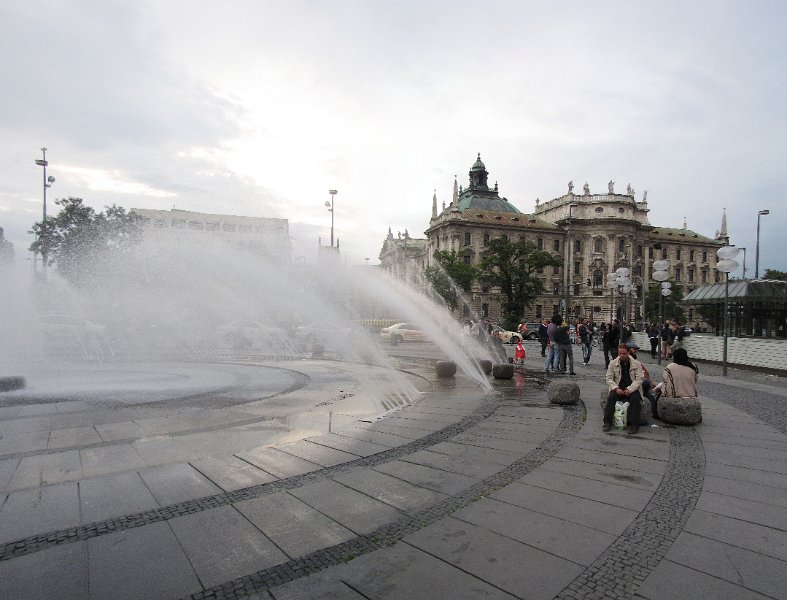Karlsplatz_munchen.jpg - De Karlsplatz met op de achtergrond het paleis van justitie. Inwoners van München noemen dit plein Stachus. De Karlsplatz is een belangrijk openbaar vervoersknooppunt van München. S-bahn, U-bahn, tram en bus alles komt hier samen. Het is dan ook de laatste foto in het album. De tram brengt mij weer terug naar het hotel.