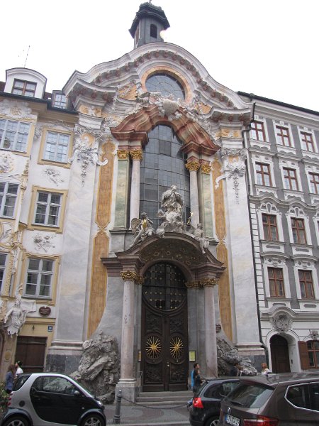 asamkirche.jpg - De kerk van St. Johann Nepomuk oftwel de Asamkirche. Gebouwd tussen 1733 en 1746 door de broers Egid Quirin Asam and Cosmas Damian Asam als hun privé kerk. Een klein kerkje die 8 meter breed en 22 meter diep is en helemaal ingeklemd ligt tussen de huizen.