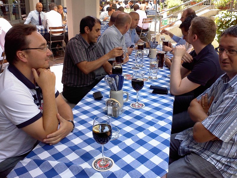 cursusgroep.jpg - IBM heeft de lunch goed geregeld. Elke middag worden we in een restaurant in de buurt verwacht. Dit keer zitten we in het Paulaner restaurant in het Westin grand hotel. Toen we bij het restaurant arriveerden bleek al snel dat de deelnemers en VIP's van de Audi voetbalcup in het hotel verbleven.
