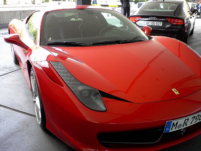 ferrari.jpg - Net als de teams verbleven ook de VIP's in dit hotel. En dat levert prachtige auto's op de stoep op.