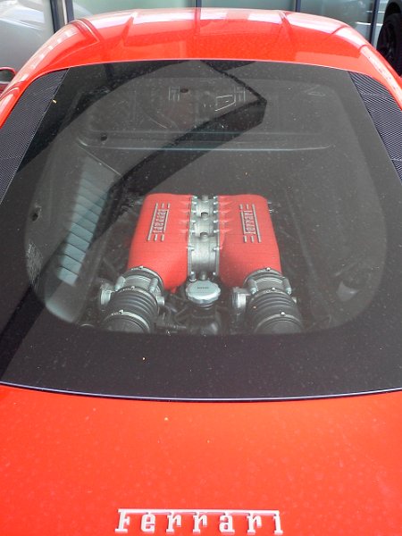 ferrari_motorblok.jpg - Zo'n motorblok mag gezien worden.