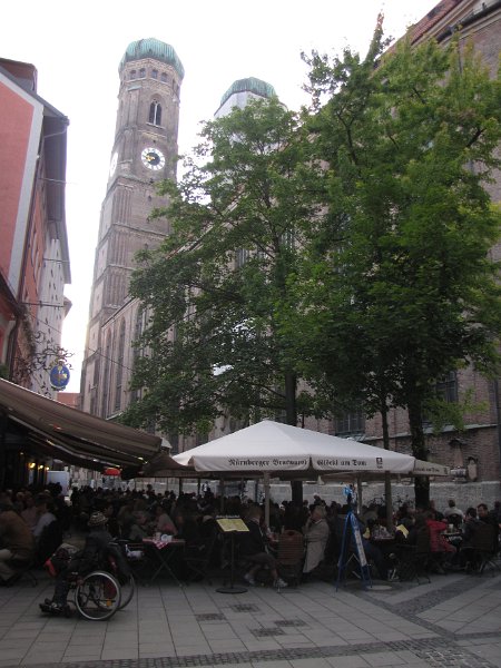 frauenkirche_munchen.jpg - Nogmaals de Frauenkirche. Dichterbij kon ik geen foto maken. Alles was ingepakt of afgezet voor de restauratie van de gevel en de rechtertoren.