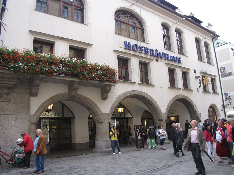 hofbrauhaus_munchen.jpg - Hier moest ik natuurlijk ook even een kijkje nemen, het beroemde Hofbräuhaus. En als je hier bent valt het je ineens op....dit is toeristisch München. Echt heel veel toeristen in de omgeving van het Hofbräuhaus.