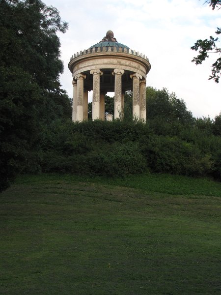 monopteros.jpg - In het park een koepeltje met de naam Monopteros.