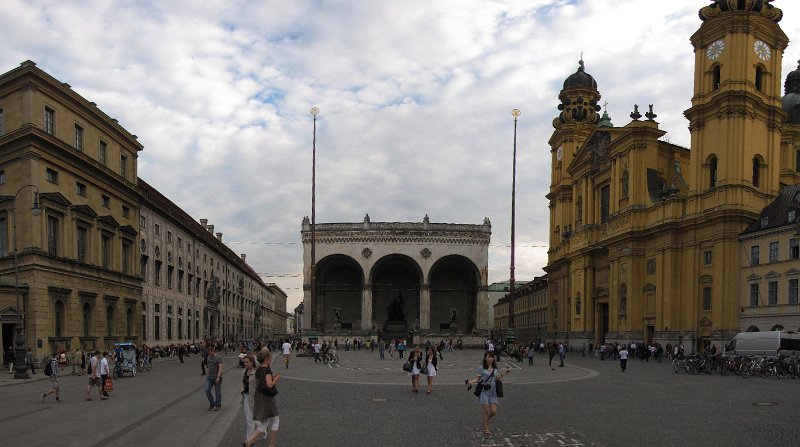 odeonsplatz.jpg - Woensdagavond was het lekker weer. Even op pad dus om in de Englischer garten te gaan kijken. Met de metro ga ik naar de Odeonsplatz. Rechts zie je de St. Kajetan-Theatinerkirche, links de Münchner Residenz en in het midden de Feldherrnhalle.