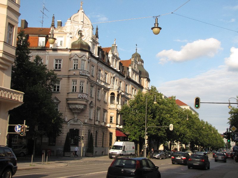 prinzregentenstrasse.jpg - Hotel Prinzregent ligt bijna op de hoek van de Prinzregentenstrasse. Een straat met allemaal van die fraaie hoge stadshuizen.
