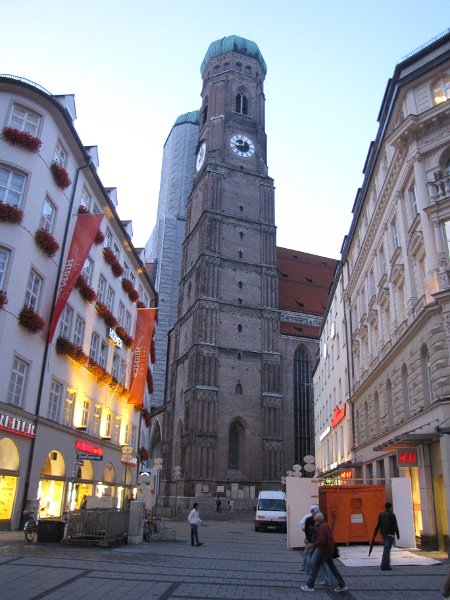 toren_frauenkirche.jpg - Terwijl ik door de straten wandelde zag ik dat ik plotseling zicht had op de toren van de Frauenkirche. Een paar dagen geleden kreeg ik de toren niet helemaal op de foto door hekken en vrachtauto's, maar nu wel.