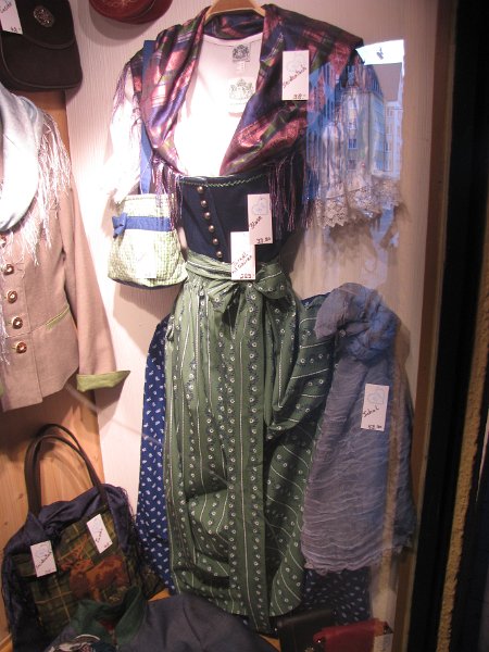 trachtenkleider.jpg - Ja, de echte beierse kleding verkopen ze ook. Dirndl rok met schort 209 euro, bloes 40 euro en zijdendoek 98 euro.