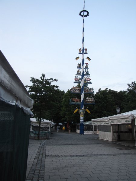 viktualienmarkt.jpg - Donderdag maar kort op pad geweest. De cursus duurde wat langer en aan het eind van de middag kregen we even een stevig onweer over ons heen. Daarom enkel een paar foto's gemaakt bij het laatste licht. Op de foto de meiboom op de Viktualienmarkt, na de Marienplatz het tweede plein van de stad.