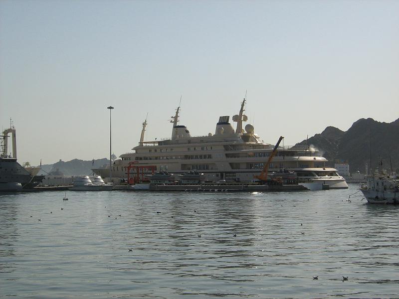 d1_jacht_sultan_oman.jpg - Kijk, dat is pas een jacht. Het schip van de sultan.