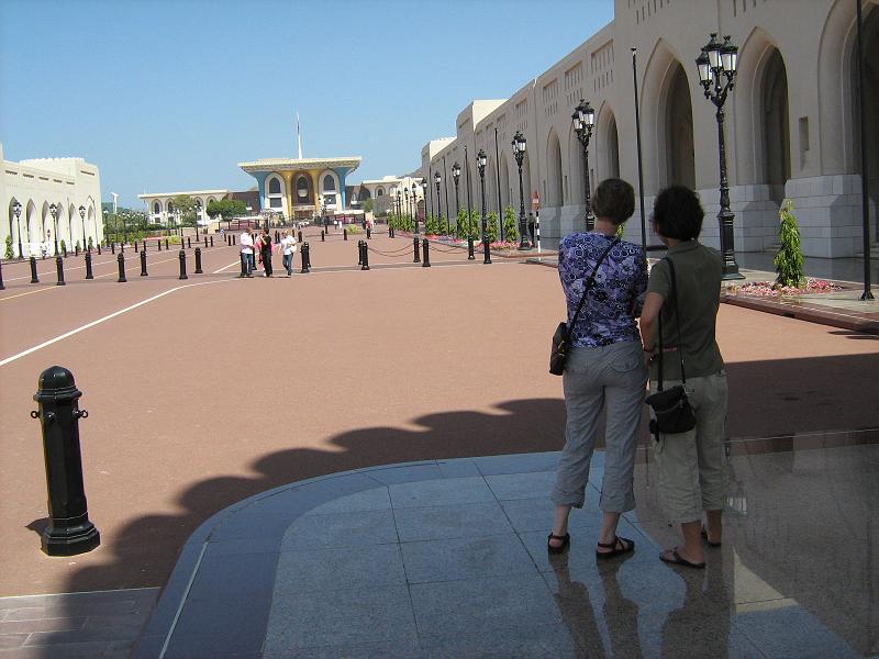 d1_paleis_sultan_oman.jpg - Frouwkje en Inger op het plein bij het paleis van de sultan.