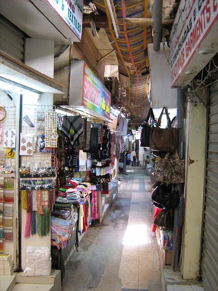 d1_souq_smalle_straat.jpg - Kleine volle winkeltjes en hele smalle steegjes.