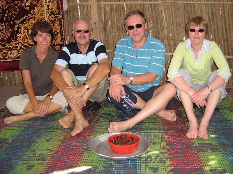 d3_koffie_en_dadels.JPG - Samen op de foto.