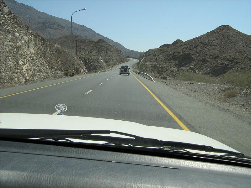d3_weg_naar_wahibahs.JPG - We gaan met de hele familie, en een extra gehuurde 4wd, 2 dagen de woestijn in. De Wahibahs zoals ze hier in Oman heten.