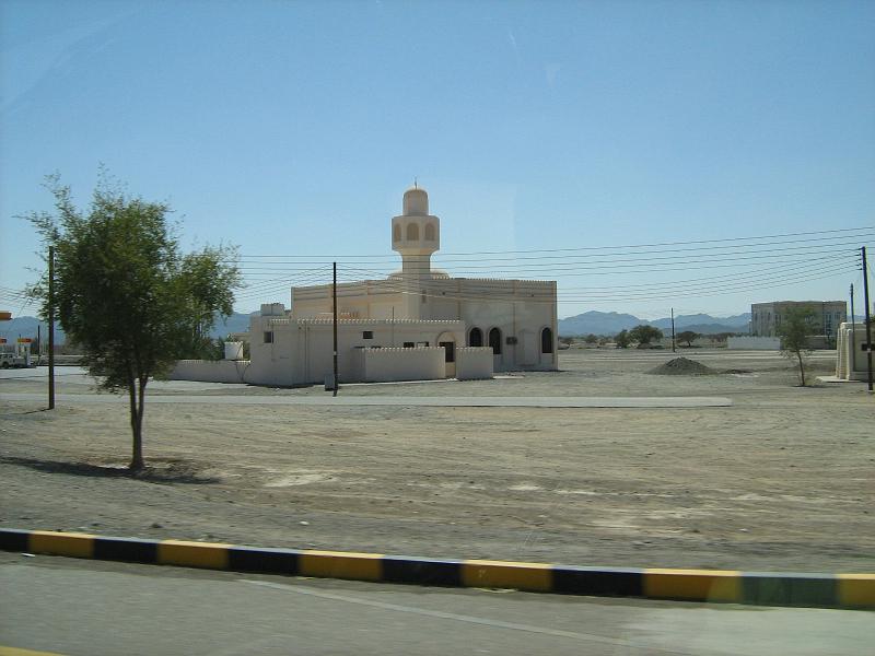 d3_weg_naar_wahibahs2.JPG - Huizen in een verder dorre omgeving.