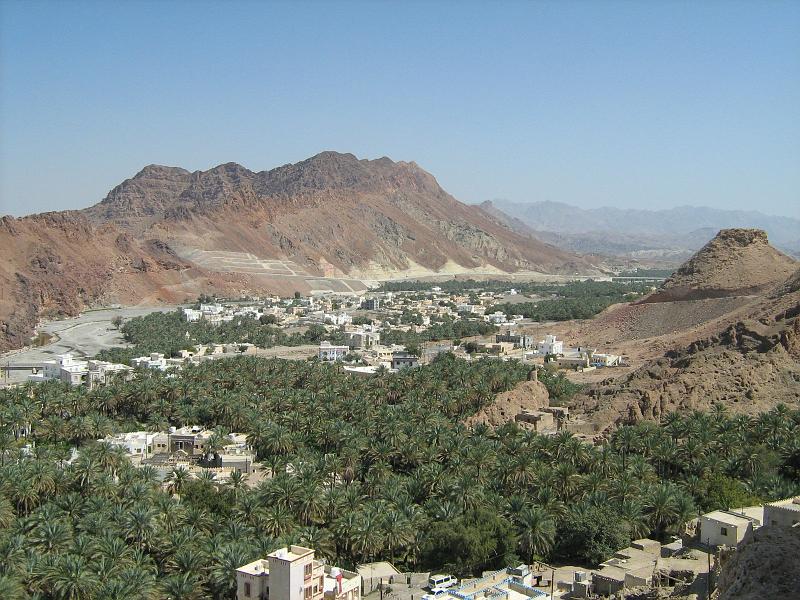 d4_nieuw_fanja.JPG - Aan de voet van de heuvel ligt het nieuwe Fanja. Een fraai plaatje met die prachtige bergen op de achtergrond.