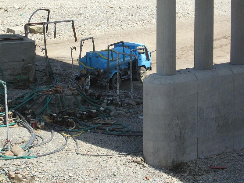 d4_water_voor_de_dorpen.JPG - De watervoorziening voor Fanja en omgeving. Het water word gebracht met dit soort kleine tankwagens. Iedereen gebruikt hier zijn eigen pomp en slang.