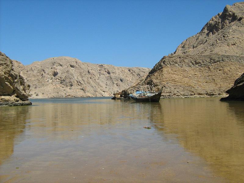 d5_drooggevallen_daow.JPG - De kust van Oman met een drooggevallen daow.