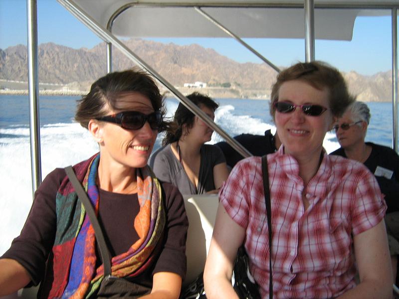 d6_volle_kracht_voorruit.JPG - Aan de dames kun je zien, het gaat hard. De powerboat brengt ons naar een inham waar we kunnen snorkelen om tropische vissen en grote schildpadden te bekijken.