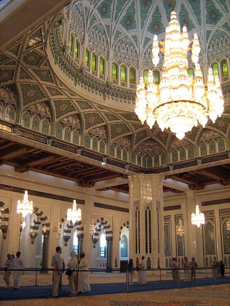 d7_sultan_qaboos_moskee3.JPG - De grote gebedshal met de prachtige kroonluchter.