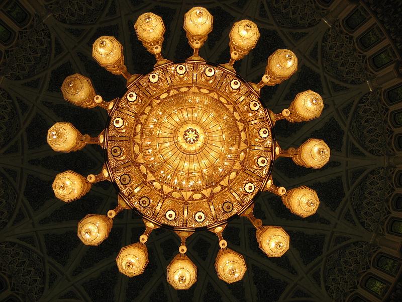 d7_sultan_qaboos_moskee_kroonluchter.JPG - Voor deze foto ben ik precies onder de kroonluchter gaan staan.