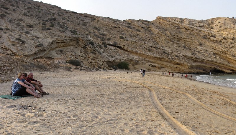 050211_strandzitten.jpg - Eind van de middag even een klein uitstapje naar Quantab beach vlak buiten Muscat.We hebben daarnaast ook even een kijkje genomen bij het Barr Al Jissah Resort.
