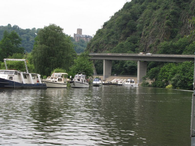 lahnstein.jpg - Lahnstein komt in zicht. Boven de Lahn is burg Lahneck reeds te zien. In Lahnstein pakken we de trein terug richting Diez. In Balduinstein stappen we uit, waarna we de laatste kilometers door het Lahndal terug fietsen naar de camping.