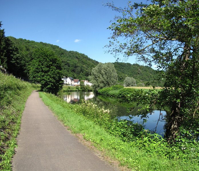 lahntalradweg.jpg - De lahntalradweg is een fietspad dat langs de lahn ligt. Niet overal zo mooi als hier op de foto, maar tussen Limburg an der Lahn en Lahnstein is het wel een pracht route om te fietsen.