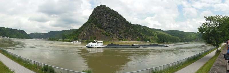 loreley.jpg - Frouwkje heeft een prachtige panoramafoto gemaakt van het bekendste punt van de Rijn. De bocht rond de Loreley.