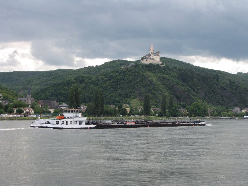 marksburg.jpg - De zondag begint bewolkt als we langs de Marksburg over de Rheintalradweg richting Koblenz fietsen.