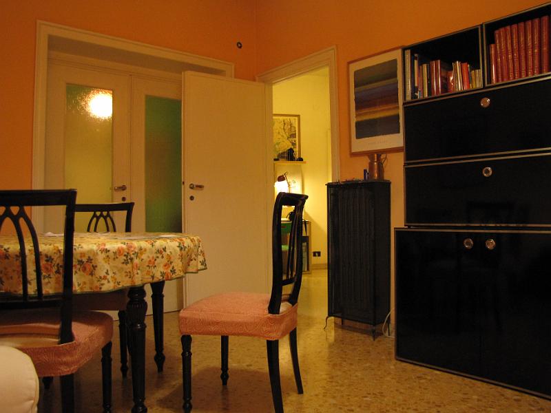 apartement_doorkijkje.jpg - Om te beginnen een paar foto's van het apartement aan de Via Aurelia. Gefotografeerd op verschillende dagen, maar het geeft een idee van de plek waar wij overnacht hebben.De eerste foto laat een deel van de woonkamer zien. Links de deur naar de hal en buitendeur, rechts een doorkijkje naar een kleine hal waar de keuken, badkamer en slaapkamer op uit komen. In dat halletje kun je ook net nog het buro zien met de pc die ons internet toegang verschafte.